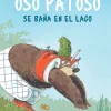 OSO PATOSO SE BAÑA EN EL LAGO
