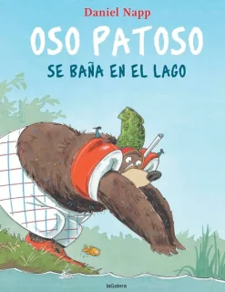 OSO PATOSO SE BAÑA EN EL LAGO